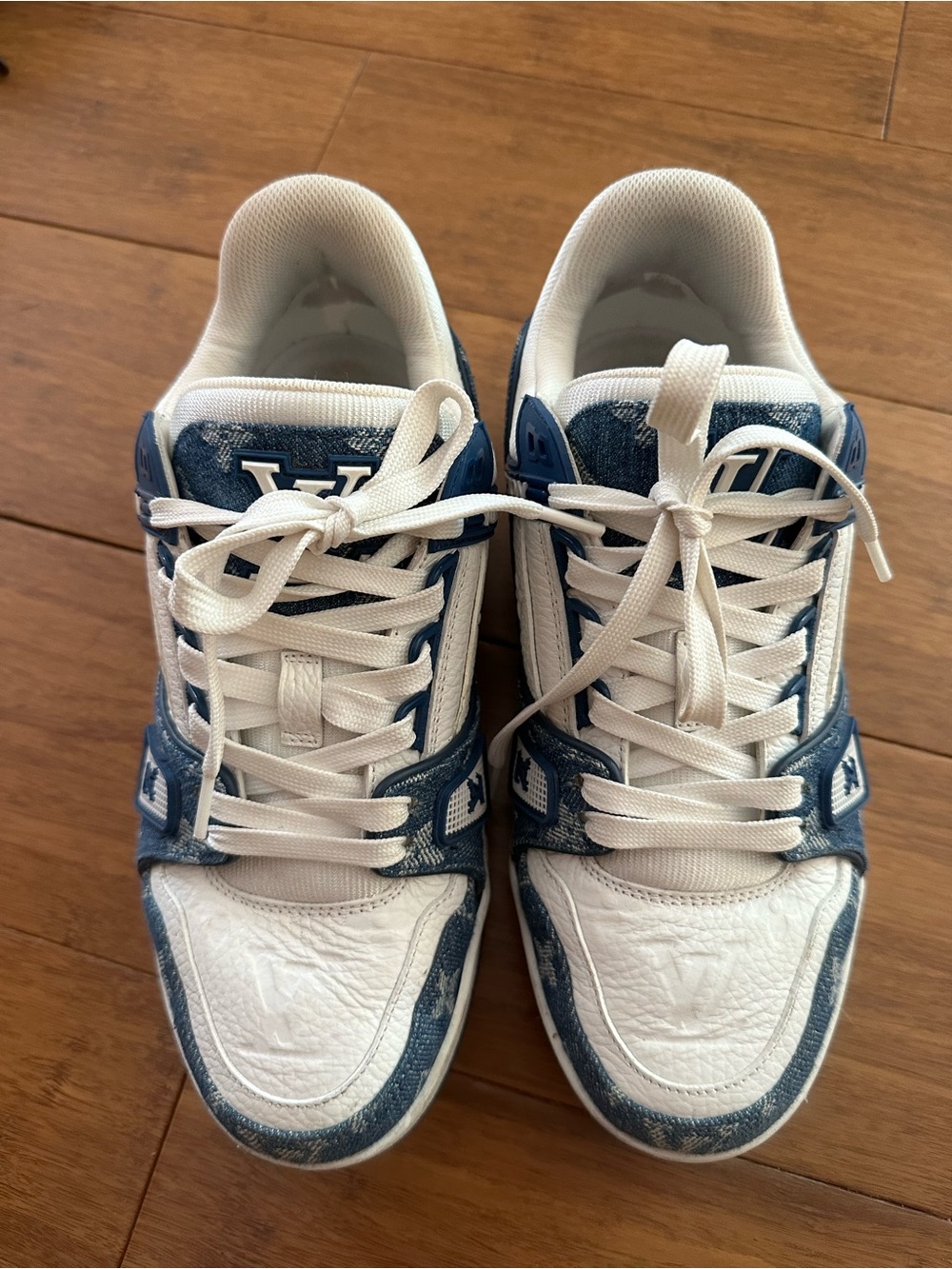 Almost brand new Louis Vuitton Women’s White and Blue Low-Top Sneakers - Picture 4 of 4